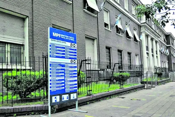 Violentó a una mujer y a su hijo para robarles la moto en la que circulaban