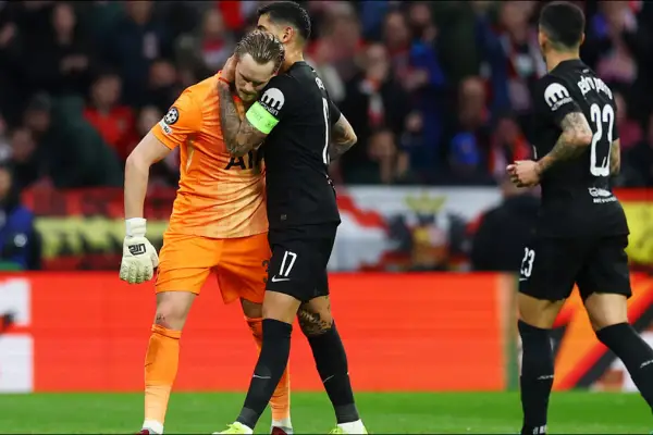 Tres goles en 15 minutos: los insólitos errores del arquero del Tottenham que terminaron en su reemplazo ante Atlético de Madrid