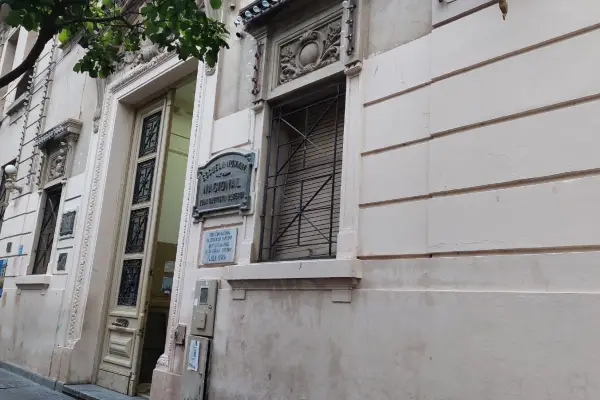 Los pisos están rotos y por ahí entran las ratas: padres y alumnos de la Normal denuncian graves deficiencias edilicias