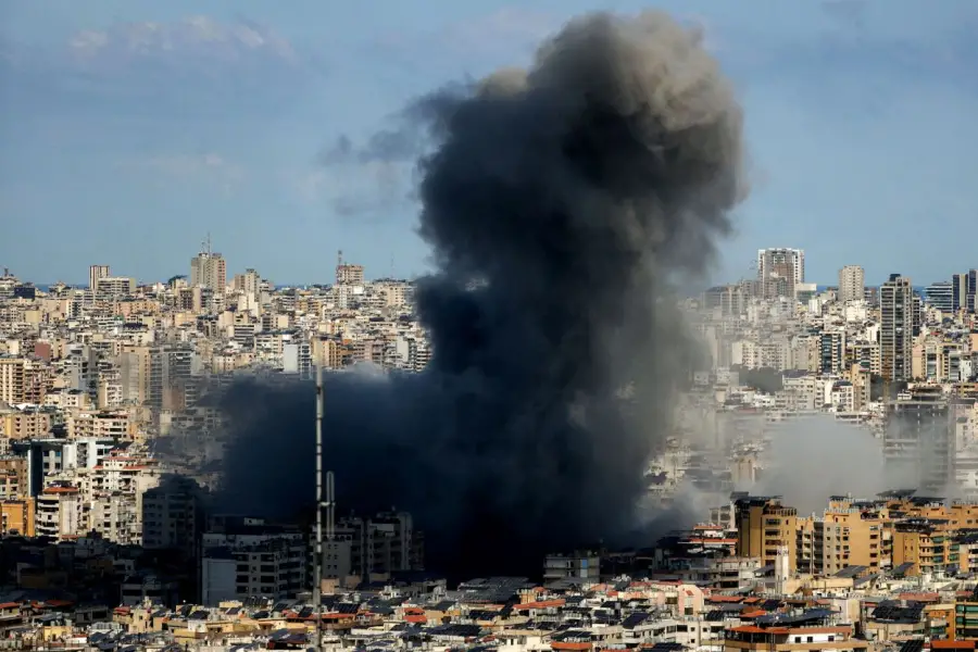 EN LLAMAS. Bombardeos israelíes causan destrozos en Beirut, Líbano.