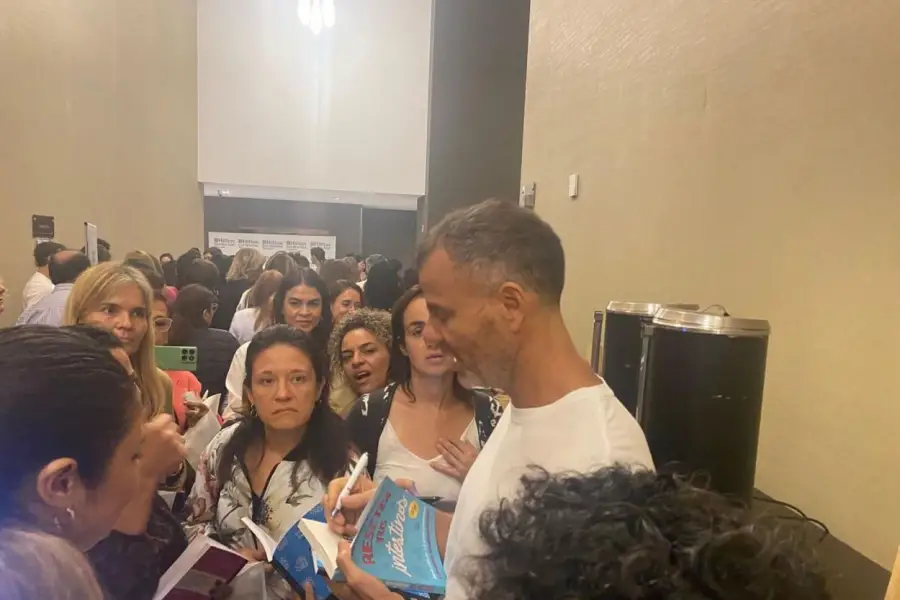 INTERCAMBIO. El médico interactuó con los asistentes al taller.