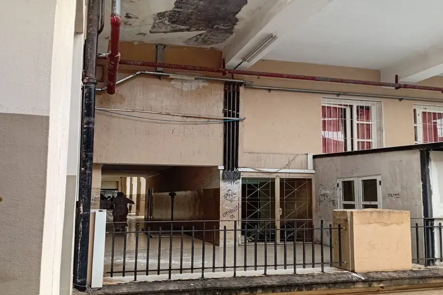 HUMEDAD. Los padres muestran preocupación por las precarias condiciones de ciertas partes del edificio.