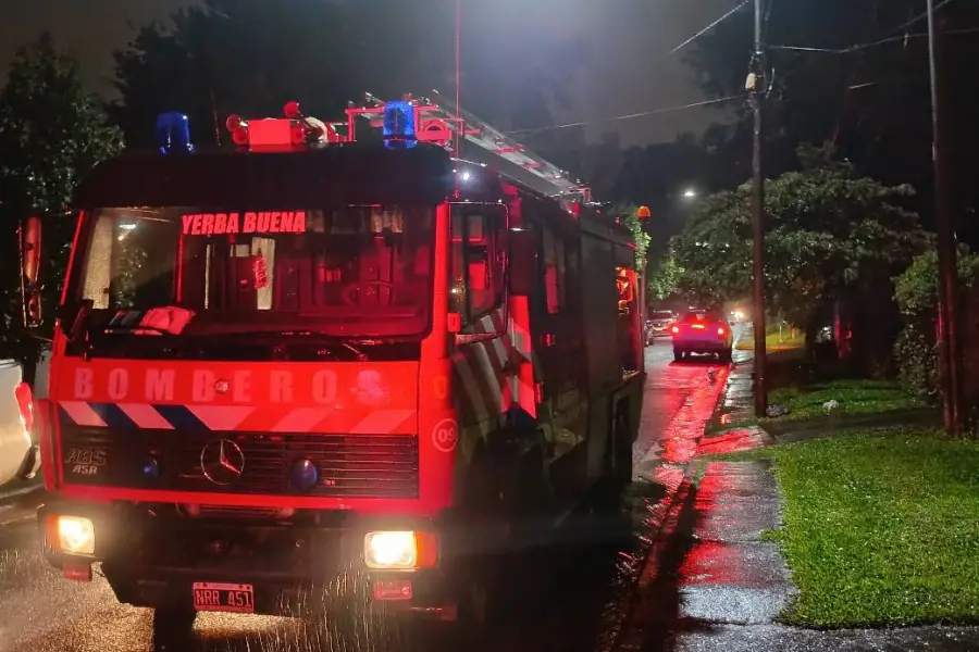 Voraz incendio en Yerba Buena: una vivienda sufrió pérdidas totales