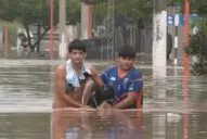 Vecinos de La Madrid rescataron a sus perros en medio de las inundaciones