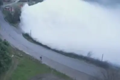 Alerta en El Cadillal: el agua supera la ruta y recomiendan no circular por la zona del vertedero