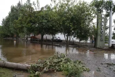 Leales: con el comedor escolar improvisan una cocina solidaria para asistir a familias aisladas por las inundaciones