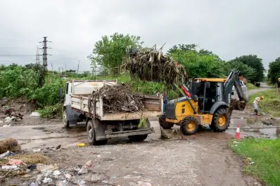 Refuerzan la limpieza de canales y desagües de la Capital tras el temporal