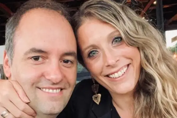 Quién es Bettina Julieta Angeletti, la esposa de Manuel Adorni que lo acompañó en su viaje a Nueva York