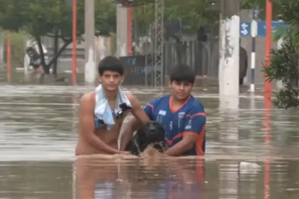 Vecinos de La Madrid rescataron a sus perros en medio de las inundaciones