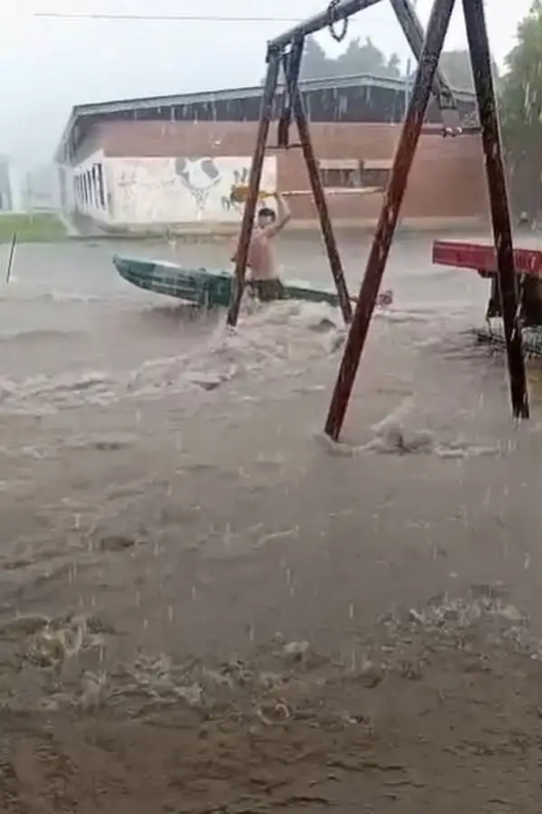 EN CANOA. Un hombre navega en la avenida Jujuy, cerca de la ruta.