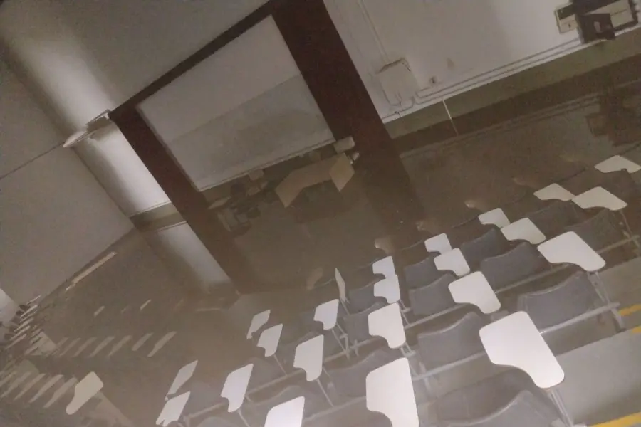 PUPITRES BAJO AGUA. Un aula de la facultad de Ciencias Económicas.
