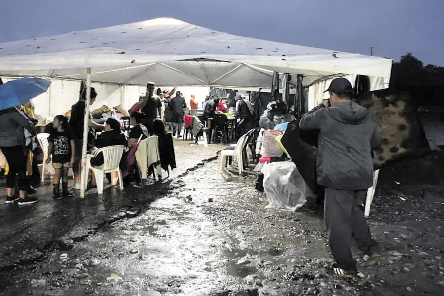 CARPAS PARA PASAR LA NOCHE. En varias localidades, sobre todo en La Madrid, los pobladrores debieron salir a la ruta porque sus casas se inundaron.