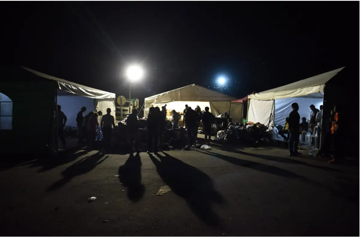 EN LA RUTA. Vecinos de La Madrid optaron por escapar de las zonas inundadas.