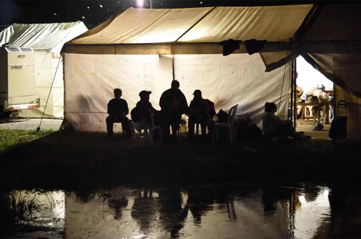 GAZEBOS. Los pobladores de La Madrid se instalaron al costado de la ruta 157.