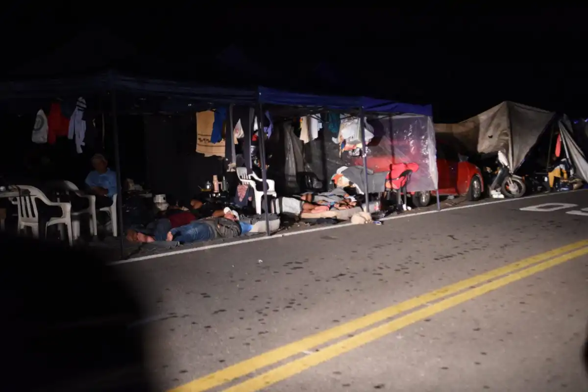 DORMIDOS. Varios de los vecinos duermen en una de las carpas instaladas en la zona. LA GACETA / FOTO DE DIEGO ARÁOZ