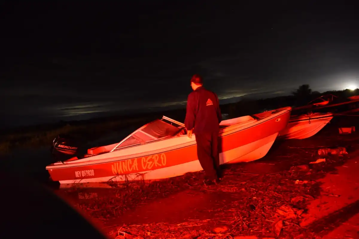 FUNDAMENTAL. Personas como el pescador Luis Díaz, pusieron a disposición sus lanchas para ayudar a rescatar gente. LA GACETA / FOTO DE DIEGO ARÁOZ