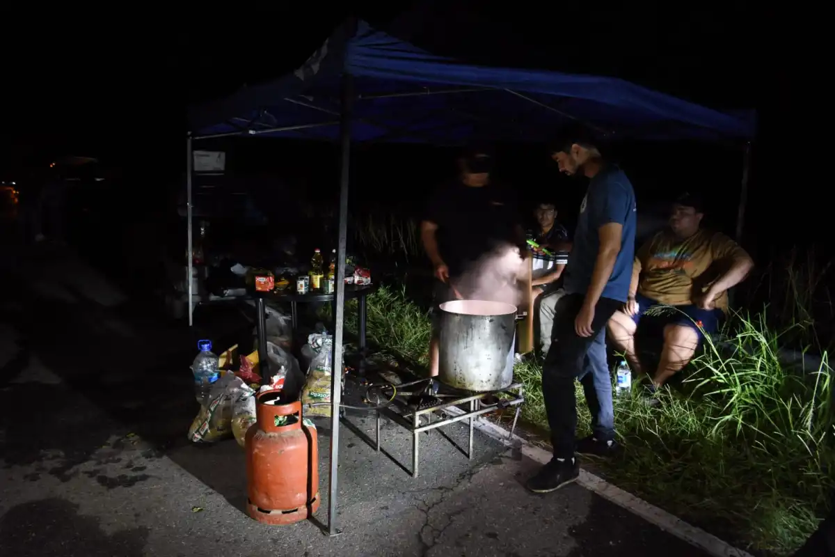 OLLA POPULAR. En medio de la ruta, un grupo de personas cocinan un guiso que repartirán en el campamento. LA GACETA / FOTO DE DIEGO ARÁOZ