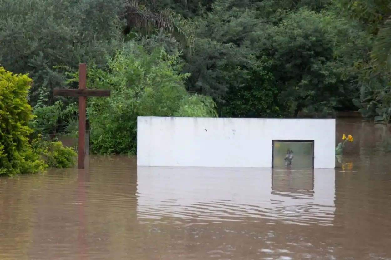 BAJO EL AGUA. El cauce desbordado dejó inundada a toda la ciudad.