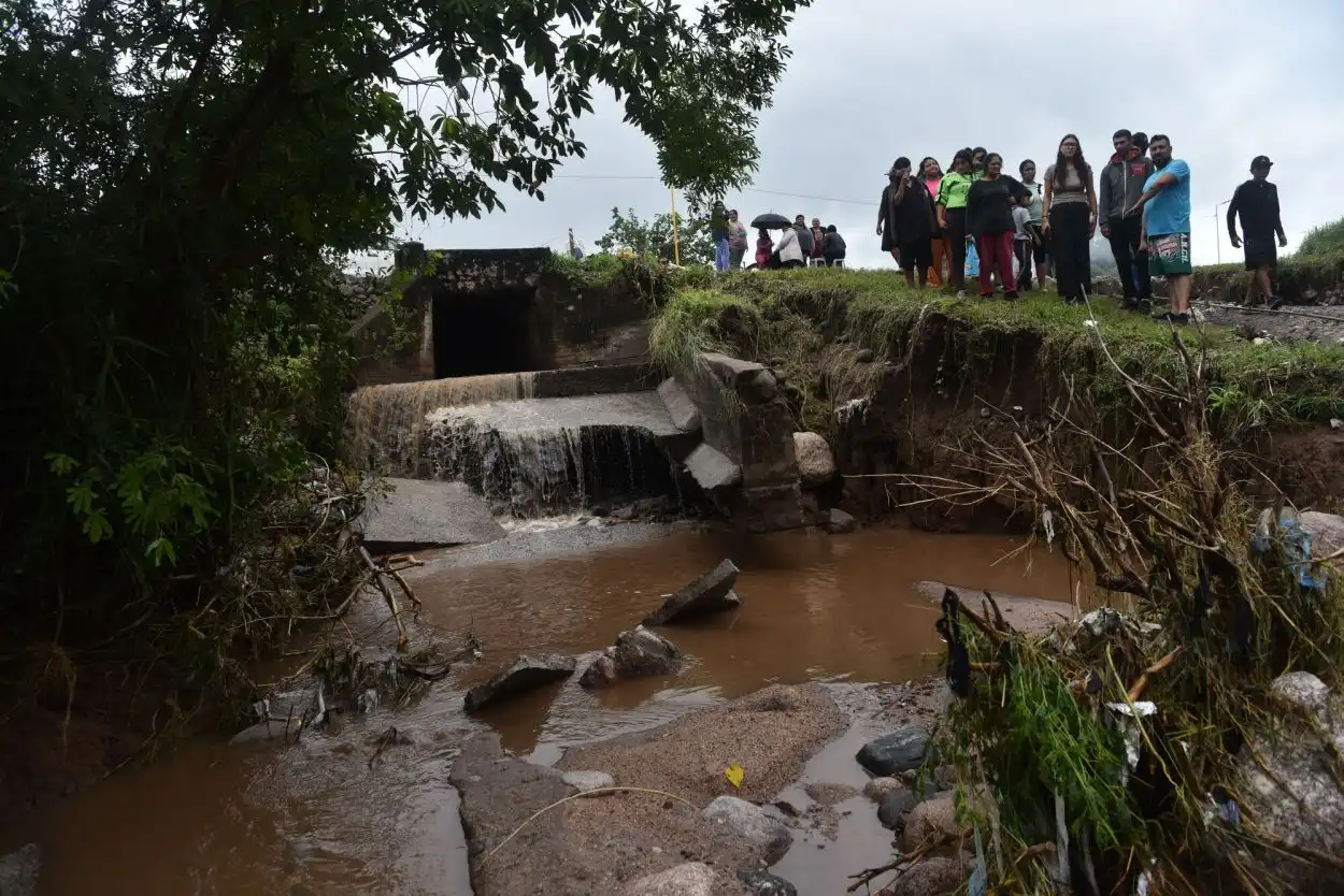 AISLADOS. El agua hundió el camino que conecta el paraje con la ruta.