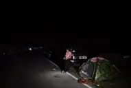 Inundaciones en Tucumán: dormir en medio de la ruta, ¿cómo pasaron la noche los evacuados de La Madrid?