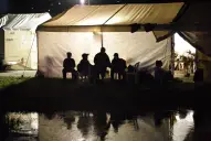 LA GACETA pasa la noche en La Madrid: ya no llueve, pero muchos vecinos volvieron al costado de la ruta