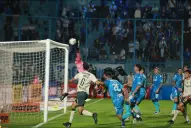 En el debut de Julio César Falcioni, Atlético Tucumán repitió viejos errores