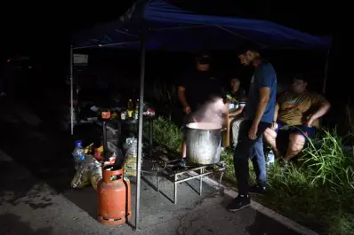 LA GACETA pasa la noche en La Madrid: ya no llueve, pero muchos vecinos volvieron al costado de la ruta