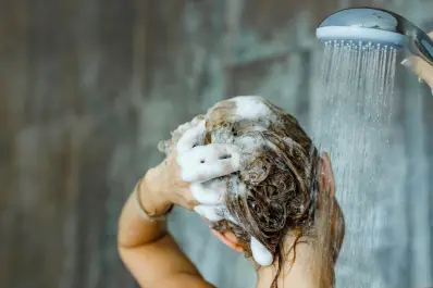 ¿Por qué deberías añadir aloe vera y curry a tu shampoo? El truco viral para un pelo más fuerte