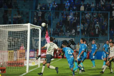 En el debut de Julio César Falcioni, Atlético Tucumán repitió viejos errores