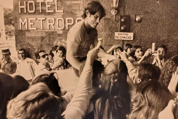 Recuerdos fotográficos: 1980. El actor de “Expreso de medianoche” visita Tucumán