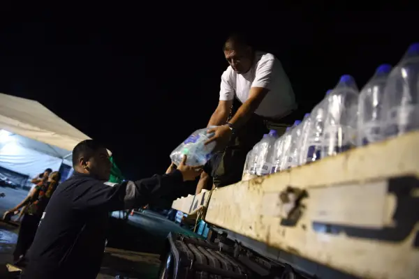 Solidaridad en la noche de La Madrid: el rescate de cuatro abuelas atrapadas en un techo, delivery de guiso y aventones en lancha