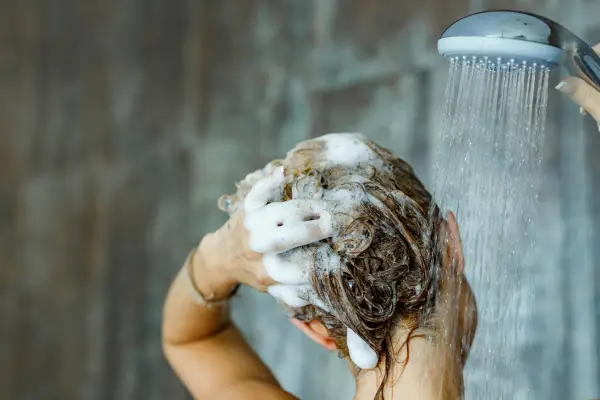 ¿Por qué deberías añadir aloe vera y curry a tu shampoo? El truco viral para un pelo más fuerte