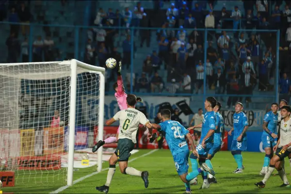 En el debut de Julio César Falcioni, Atlético Tucumán repitió viejos errores