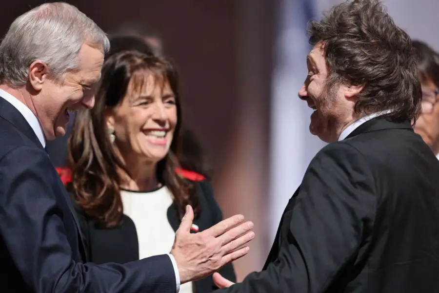 TRASPASO. Milei saludó a José Antonio Kast y a su esposa, María Pía Adriasola, en su llegada a la ceremonia en el Congreso Nacional.