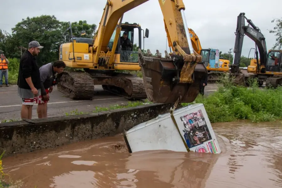 TODO PERDIDO. Una retroexcavadora sacó una heladera arrastrada.