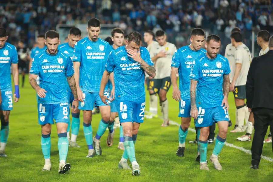 CABEZA BAJA. Tras un pésimo primer tiempo, el nuevo entrenador intentó buscarle la vuelta en el vestuario a un equipo que lucha por encontrar su identidad | FOTO: Nicolas Nuñez especial para LA GACETA.