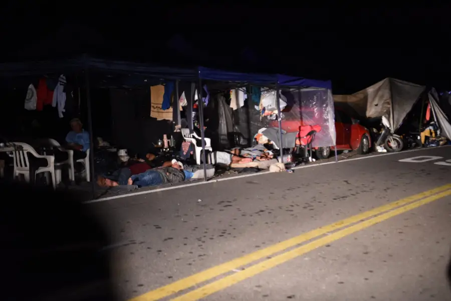 DORMIDOS. Varios de los vecinos duermen en una de las carpas instaladas en la zona. LA GACETA / FOTO DE DIEGO ARÁOZ