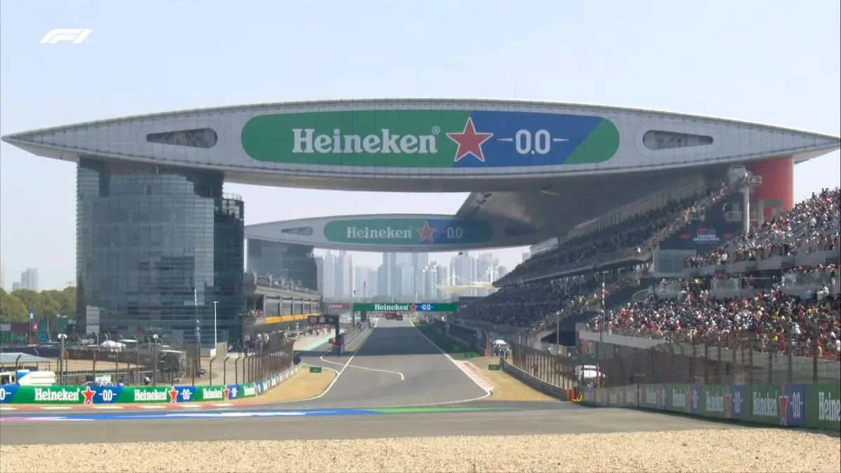 Los pilotos se posicionan para iniciar