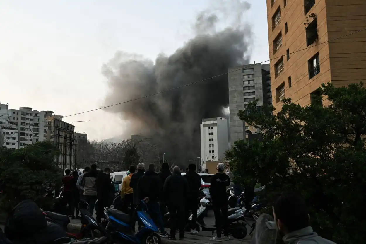 BEIRUT. El humo se eleva tras un ataque israelí en el barrio de Bashoura.