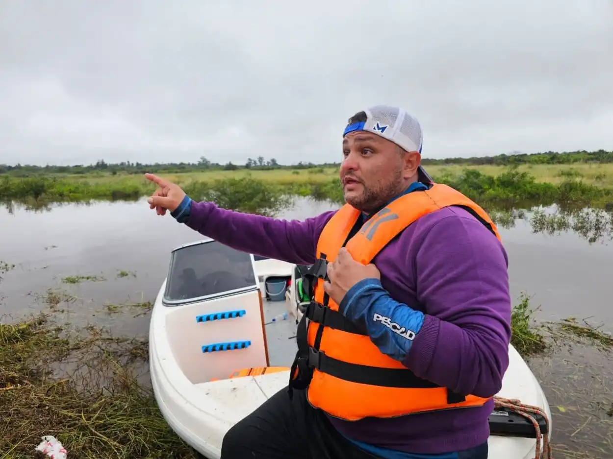 DIEGO ZURITA. El pescador rescató gente de los techos de las casas.