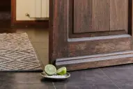 Feng Shui: para qué sirve poner un limón con sal en la puerta de entrada y cuándo hacerlo