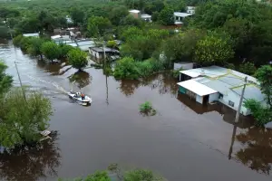 “Estaban mojados y con frío”: un rescatista voluntario salvó a una pareja de ancianos y sus siete perros