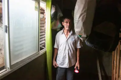 Sin luz y sin agua: así fue el regreso de un jubilado de La Madrid a su hogar