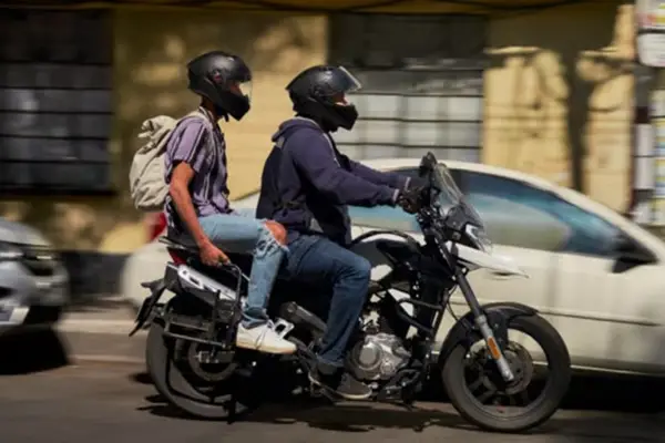 Robó el celular a un pasajero de 16 años con un arma: condenan a conductor de Uber Moto