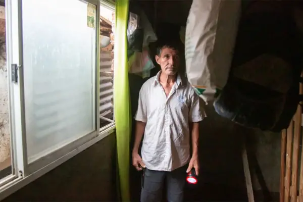 Sin luz y sin agua: así fue el regreso de un jubilado de La Madrid a su hogar