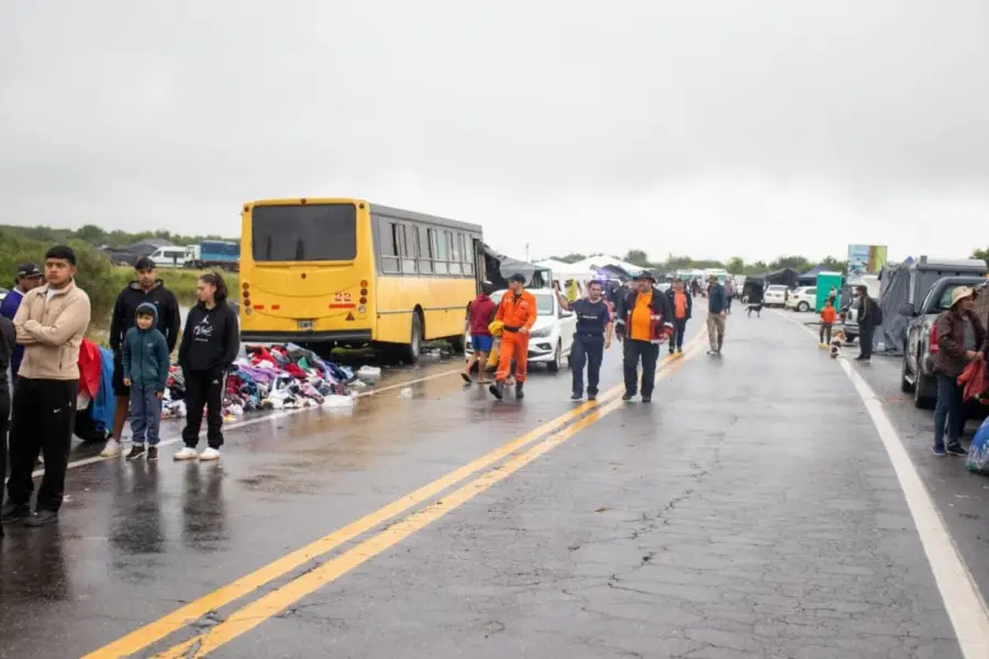 A LA ESPERA. Familias aún aguardan poder regresar a su hogar.