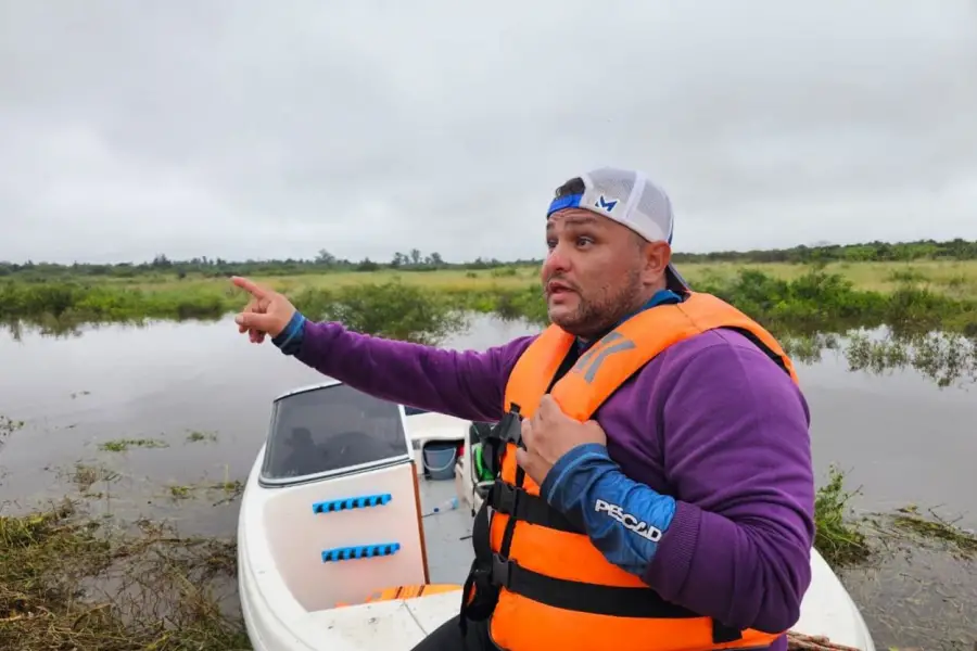 DIEGO ZURITA. El pescador rescató gente de los techos de las casas.