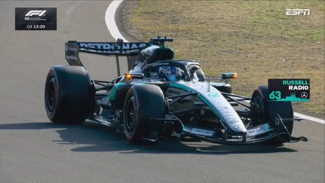 ¡Se detuvo el auto de George Russell!