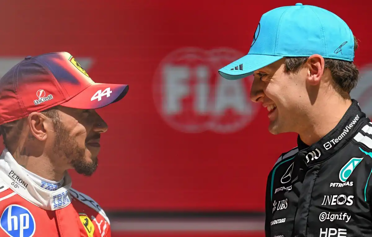 VIEJOS CONOCIDOS. George Russell con su ex compañero Lewis Hamilton.