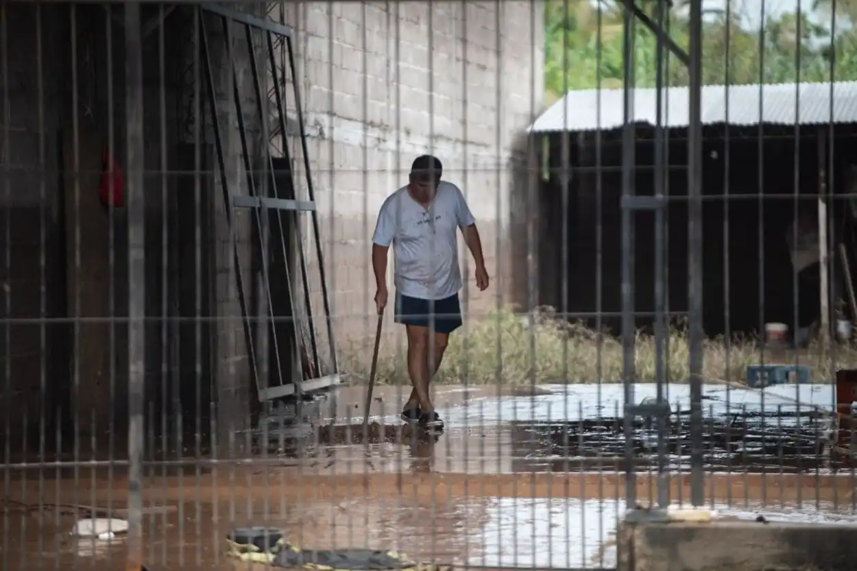 LIMPIEZA. Los habitantes usan lavandina y haraganes para higienizar la casa.
